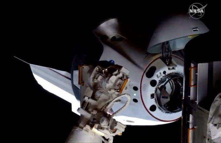 Nave Dragon Crew da SpaceX chega à Estação Espacial Internacional
