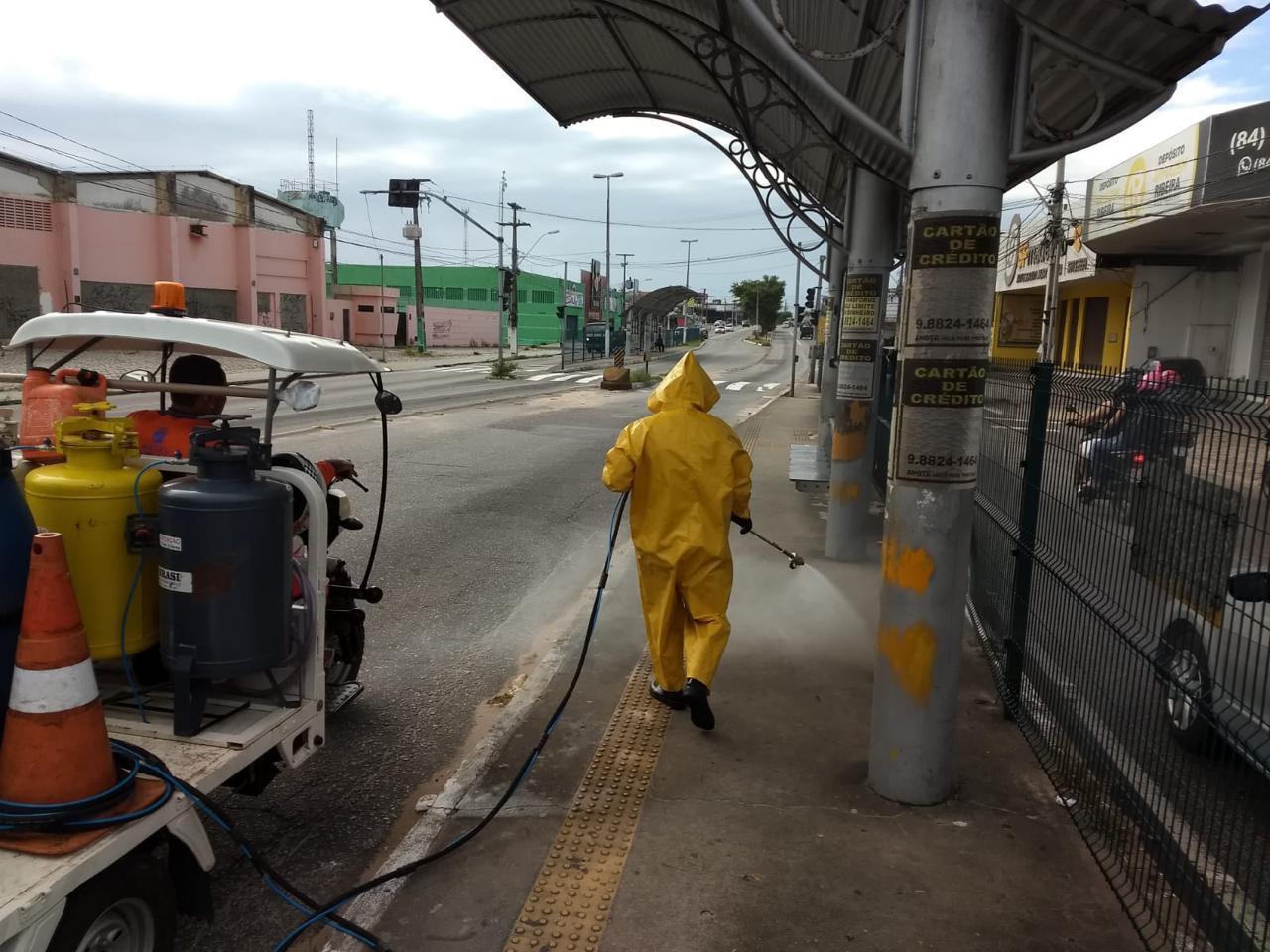 Paradas e terminais de ônibus em Natal passam por higienização contra coronavírus