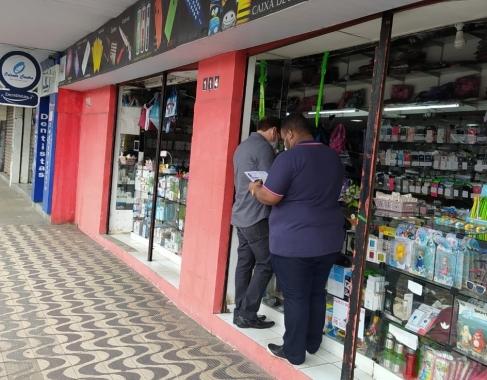 Procon notifica e fecha estabelecimentos comerciais na Cidade Alta