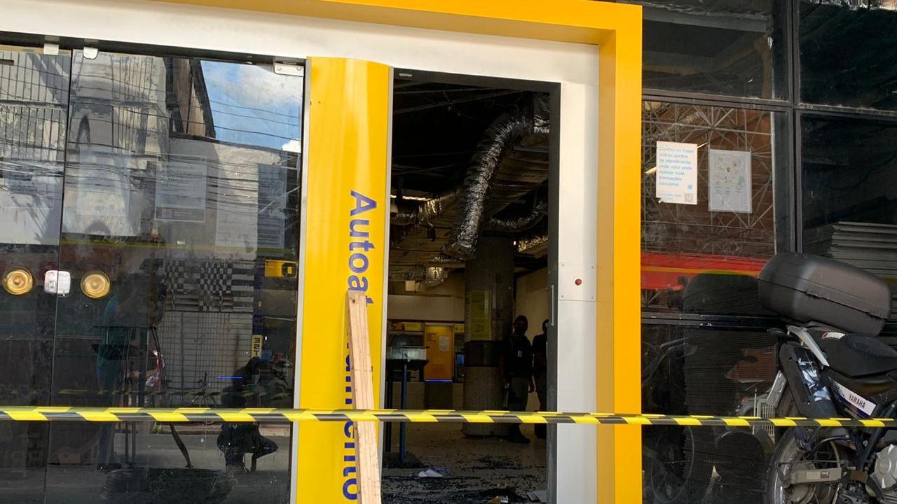 Agência bancária no Centro de Fortaleza é invadida e vandalizada por criminosos