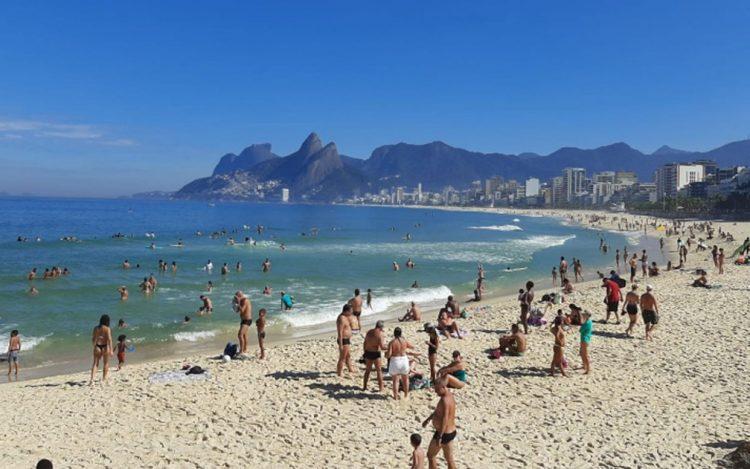 Após flexibilização de medidas restritivas, Rio tem movimentação nas praias