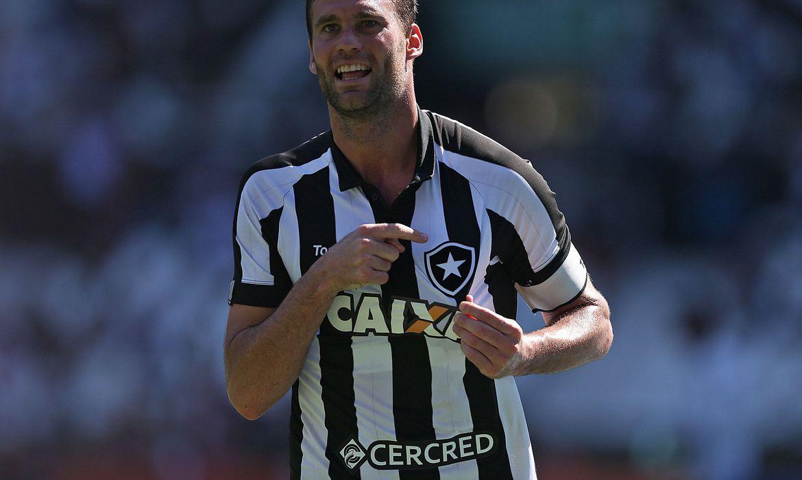 Botafoguenses rendem homenagens a Joel Carli nas redes sociais
