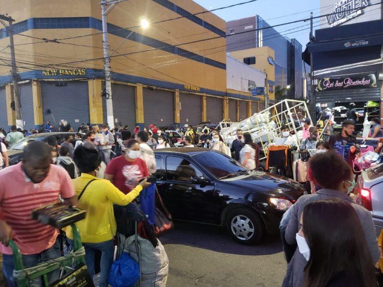 Com reabertura de shoppings, São Paulo registra filas, aglomeração e congestionamento