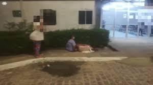 Com UPA superlotada, paciente aguarda atendimento em calçada na Grande Natal;