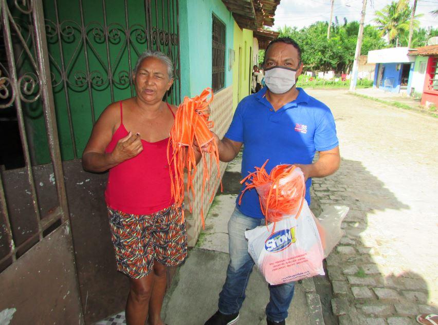 JOÃO DA SOPA DISTRIBUI MÁSCARAS DE PROTEÇÃO PARA MORADORES EM GEORGINO AVELINO