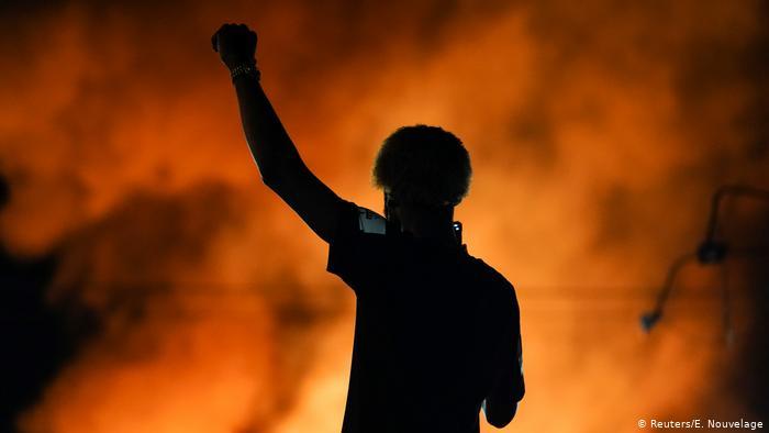 Morte de homem negro leva a protestos e renúncia de chefe da polícia em Atlanta