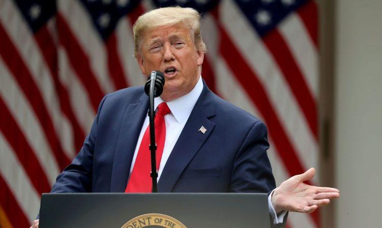Trump encanta apoiadores e alarma autoridades de saúde com comício