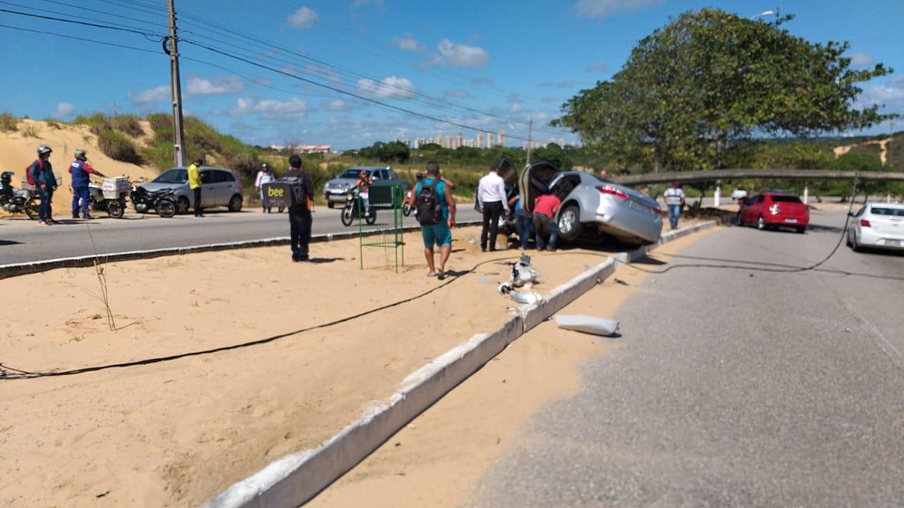 Acidente no prolongamento da Prudente derruba poste e interdita uma das pistas