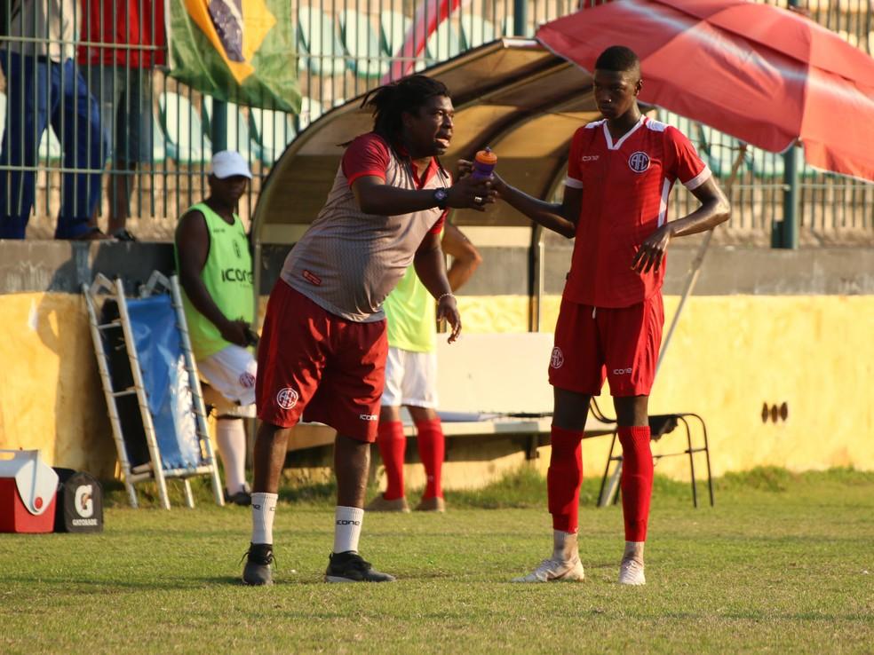 Ambidestro, Matheus Babi vai além dos 1,91m; veja gols e o que ex-técnicos dizem sobre reforço do Botafogo