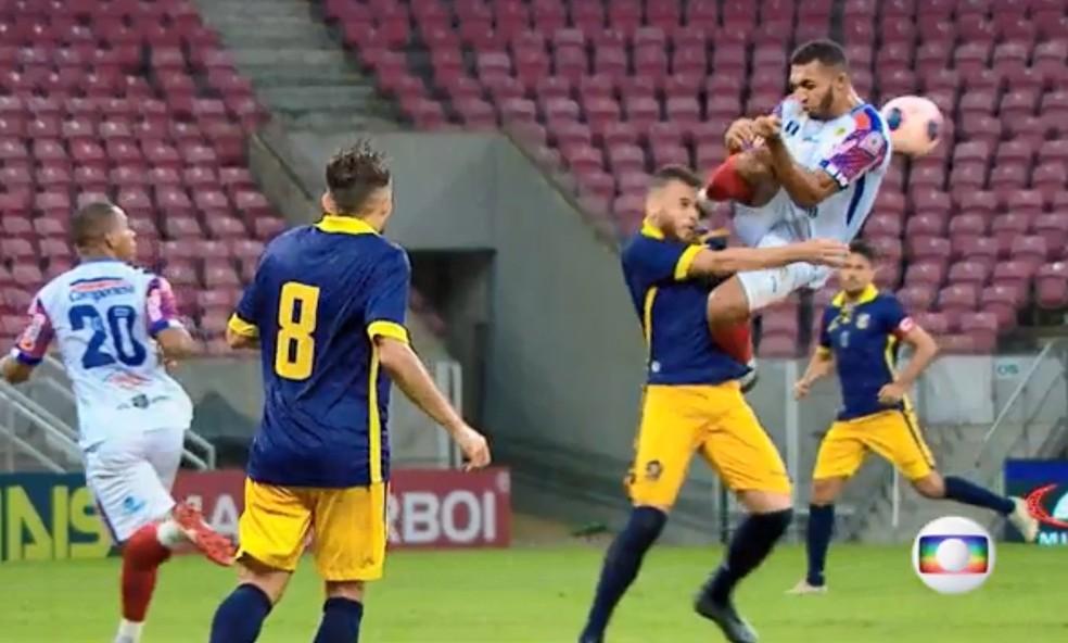 Atleta do Afogados dá entrada dura na altura do rosto e derruba atleta, mas recebe cartão amarelo