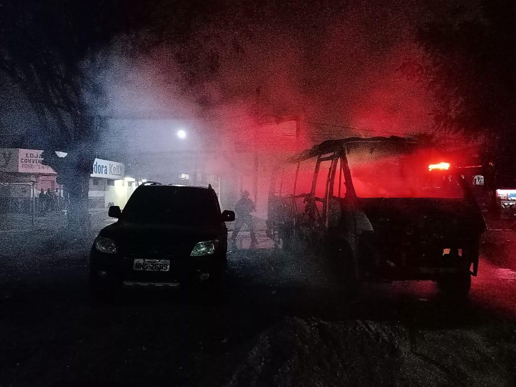 Bombeiros do RN controlam incêndio em micro-ônibus na zona Norte de Natal