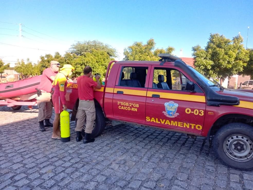 Bombeiros recebem reforço da Marinha para encontrar homem que desapareceu no açude Gargalheiras, no interior do RN