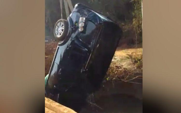 Carro com filhos do cantor Leonardo cai dentro de rio em Goiás