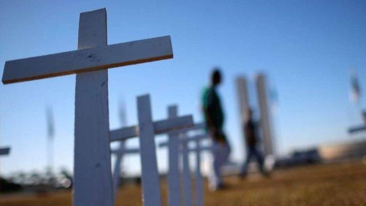 Coronavírus: o que mantém a média de mortes por Covid-19 tão alta no Brasil?