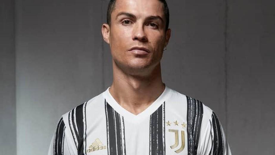 De volta as listras: Juventus lança nova camisa com Cristiano Ronaldo e Douglas Costa de modelos
