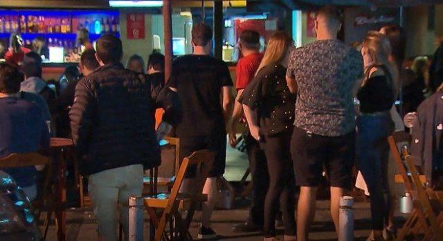 Entenda quais são os riscos de pegar Covid-19 em um bar lotado