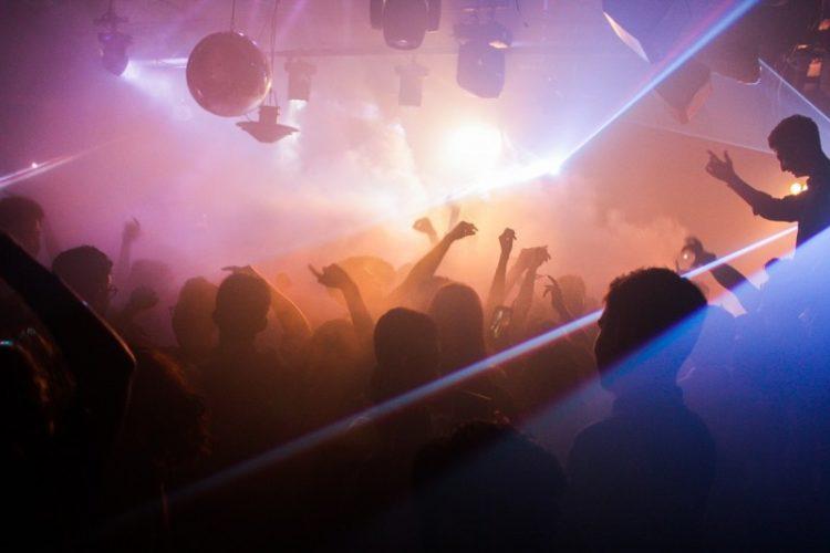 Jovens nos EUA estão promovendo ‘festas da Covid-19’ e pagando quem se infecta