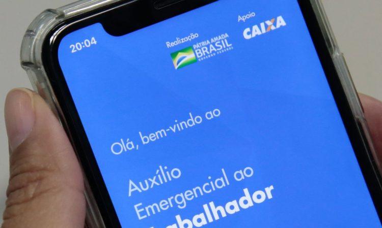 Nascidos em abril podem sacar 1ª parcela do auxílio nesta quinta (9)