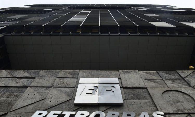 Pandemia acelera cortes e redução de funcionários da Petrobras