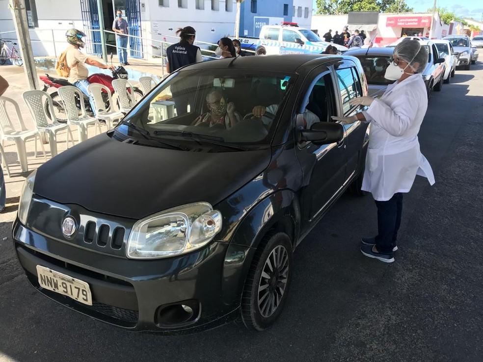 Parnamirim inicia testes rápidos do coronavírus por 'drive-thru' em pessoas idosas com doenças crônicas