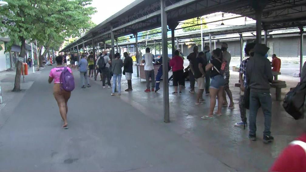 Pelo 2º dia, Caixa volta a ter filas no Rio após bloqueio de contas do auxílio emergencial