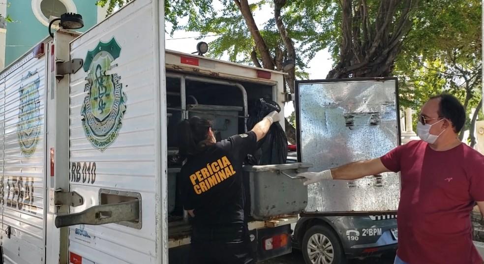 Perna humana é encontrada dentro de caixa de papelão em cemitério em Mossoró