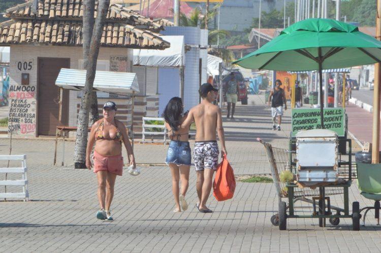 Pessoas sem máscara de proteção são flagradas em centros comerciais e praias de Natal