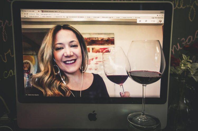 Puxada por supermercado e web, venda de vinhos surpreende apesar de pandemia