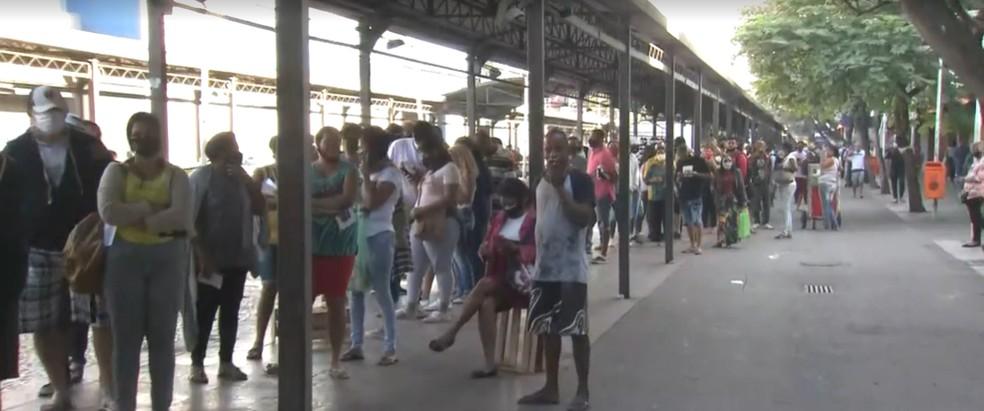 Semana começa com filas nas agências da Caixa para desbloqueio do auxílio emergencial e saque do FGTS no Rio