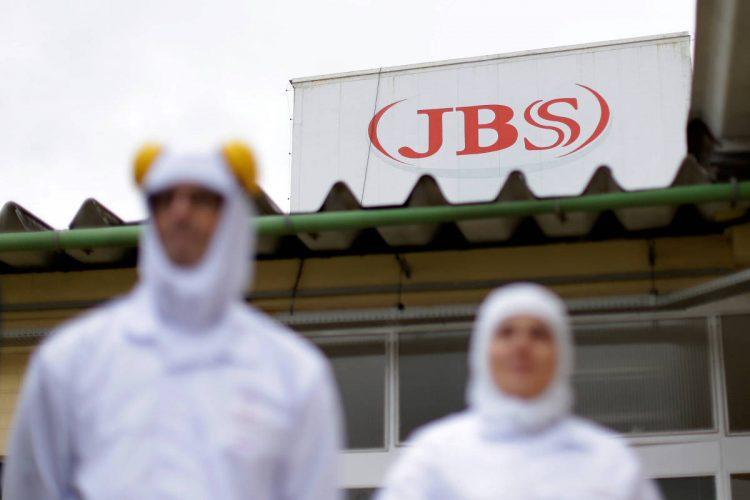 Sindicato pede R$ 200 mil por funcionário da JBS com Covid-19