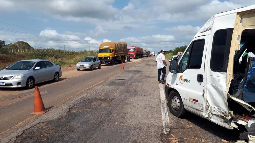 Acidente entre caminhão e van deixa um morto em Santa Maria, no RN