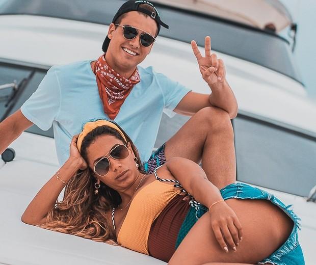 Anitta comenta em foto com jogador na Itália: 