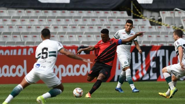 Athletico marca aos 45 do segundo tempo e sai na frente na decisão contra o Coritiba