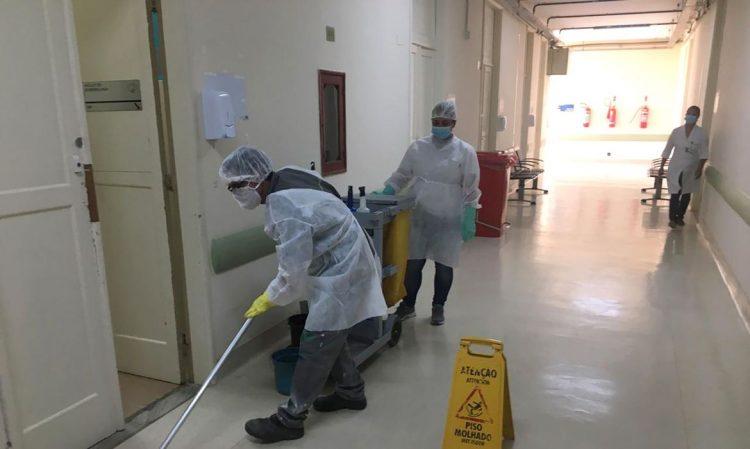 Auxiliares de limpeza contam sua rotina em hospital durante pandemia