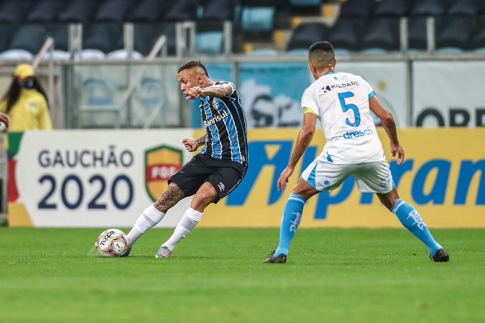 Benfica avança em negociações com o Grêmio por Everton e ganha concorrência de clube inglês
