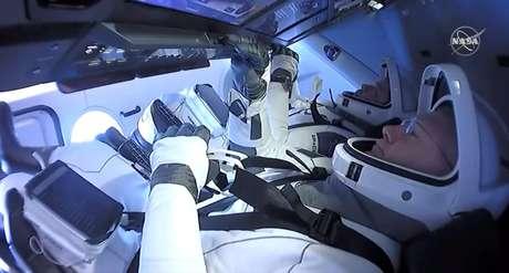 Cápsula da SpaceX retorna à Terra após dois meses em órbita