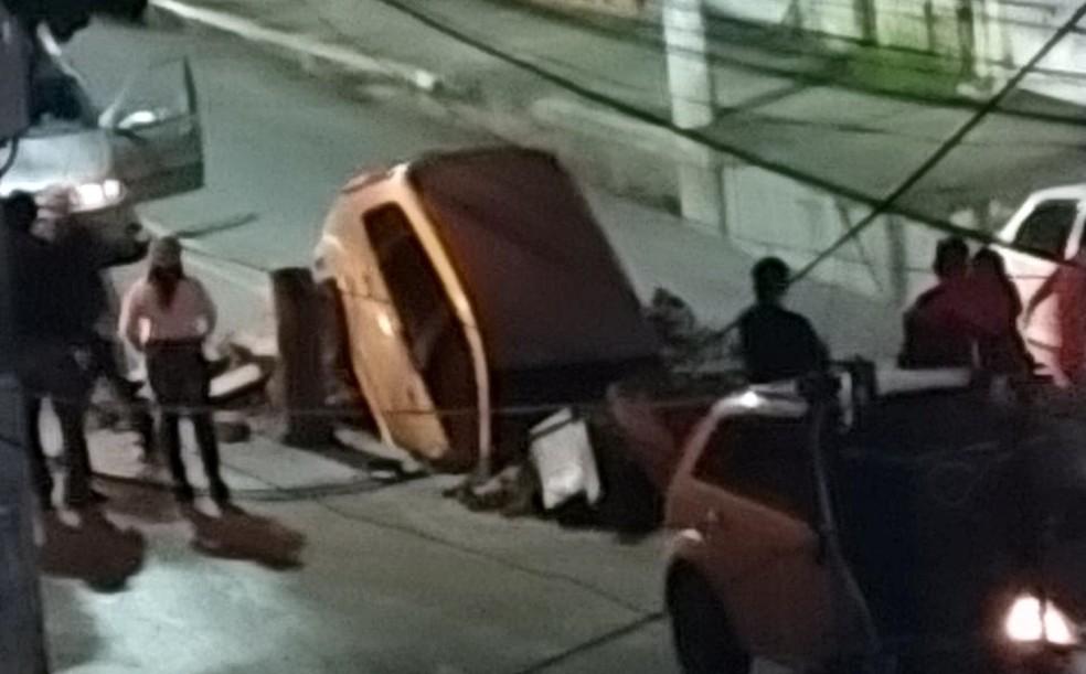Carro cai em cratera em avenida de São Gonçalo, no RJ