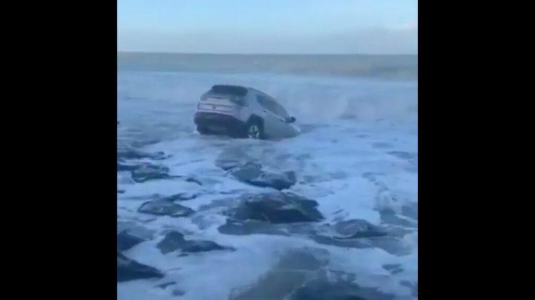 Carro de luxo fica atolado em Baía Formosa