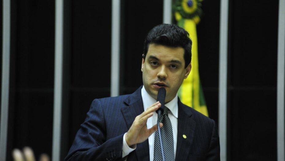 Deputado Walter Alves cobra do Ministério de Minas e Energias explicações sobre a saída da Petrobras do RN