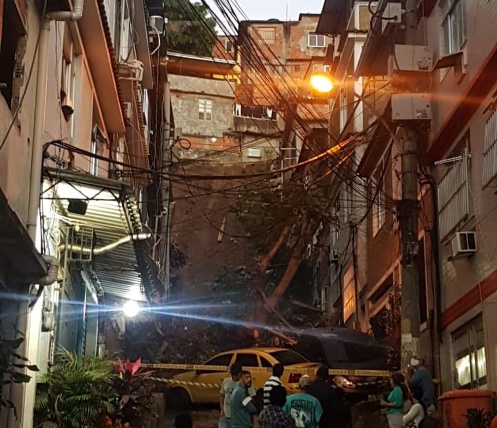 Deslizamento de encosta no alto do Morro da Mangueira atinge casas e deixa sete famílias desalojadas