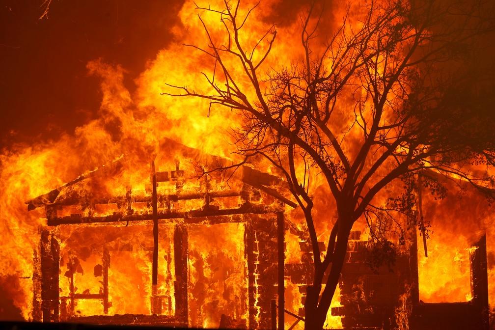 Dezenas de milhares de pessoas fogem de incêndios na Califórnia