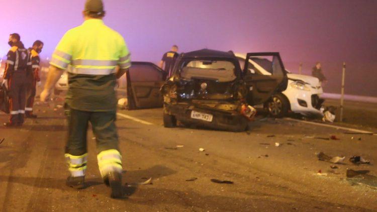 Engavetamento deixa ao menos 8 mortos e dezenas de feridos na BR-277, no Paraná