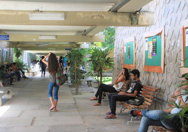 Faculdades pagam bolsa e seguro, mas procura cai 56% em meio à pandemia