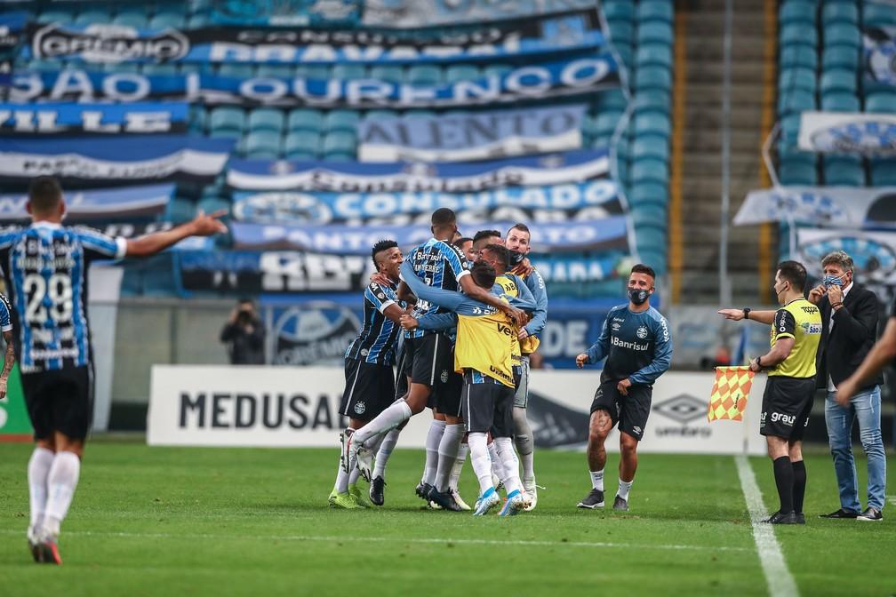 Grêmio reforça domínio, atinge marca histórica e não perde Gre-Nal decisivo há cinco anos