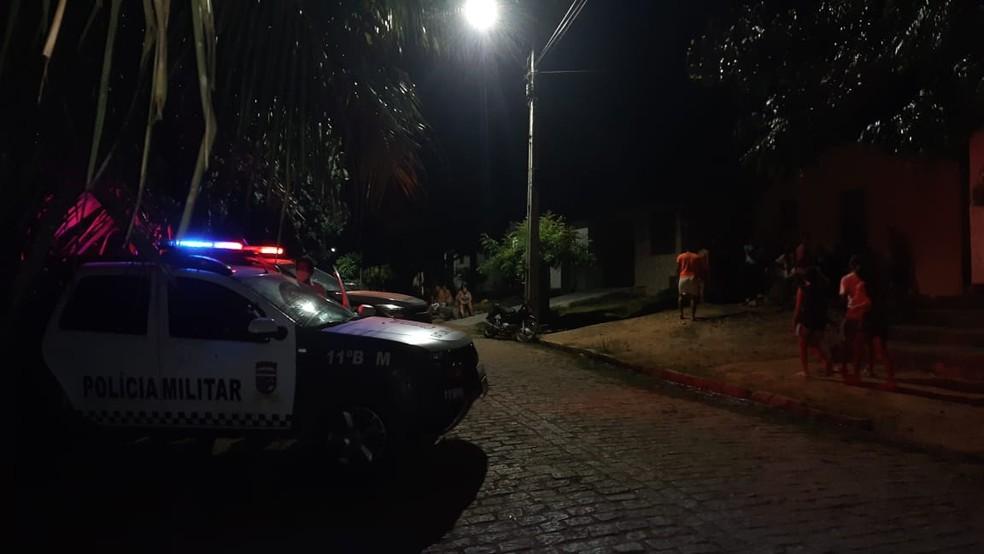 Homem é morto a tiros e adolescente baleado após serem perseguidos por criminosos na Grande Natal