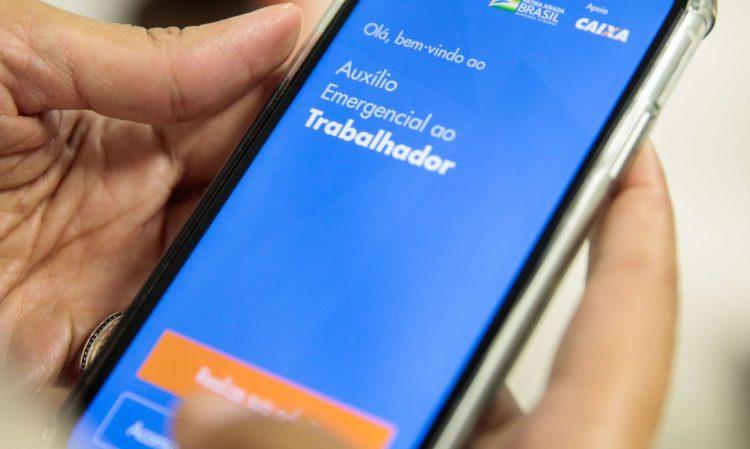 Mais 4 milhões recebem novas parcelas do auxílio nesta quarta (12)