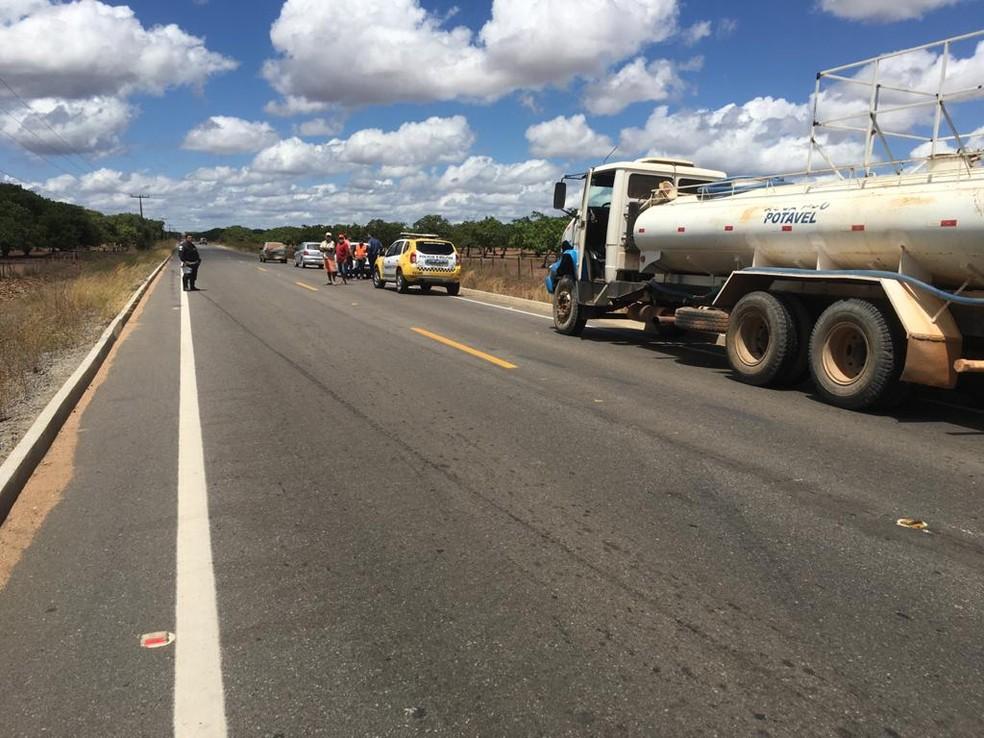 Motociclista morre após bater em caminhão pipa em Serra do Mel