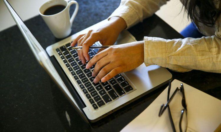 Pesquisa aponta que afazeres domésticos dificultam home office para 64,5% das mulheres