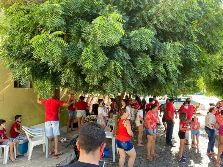 Prefeita de Ouro Branco proíbe feira livre, mas participa de aglomeração política