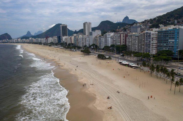 Prefeito do Rio anuncia que banhistas terão de reservar espaço na praia por aplicativo